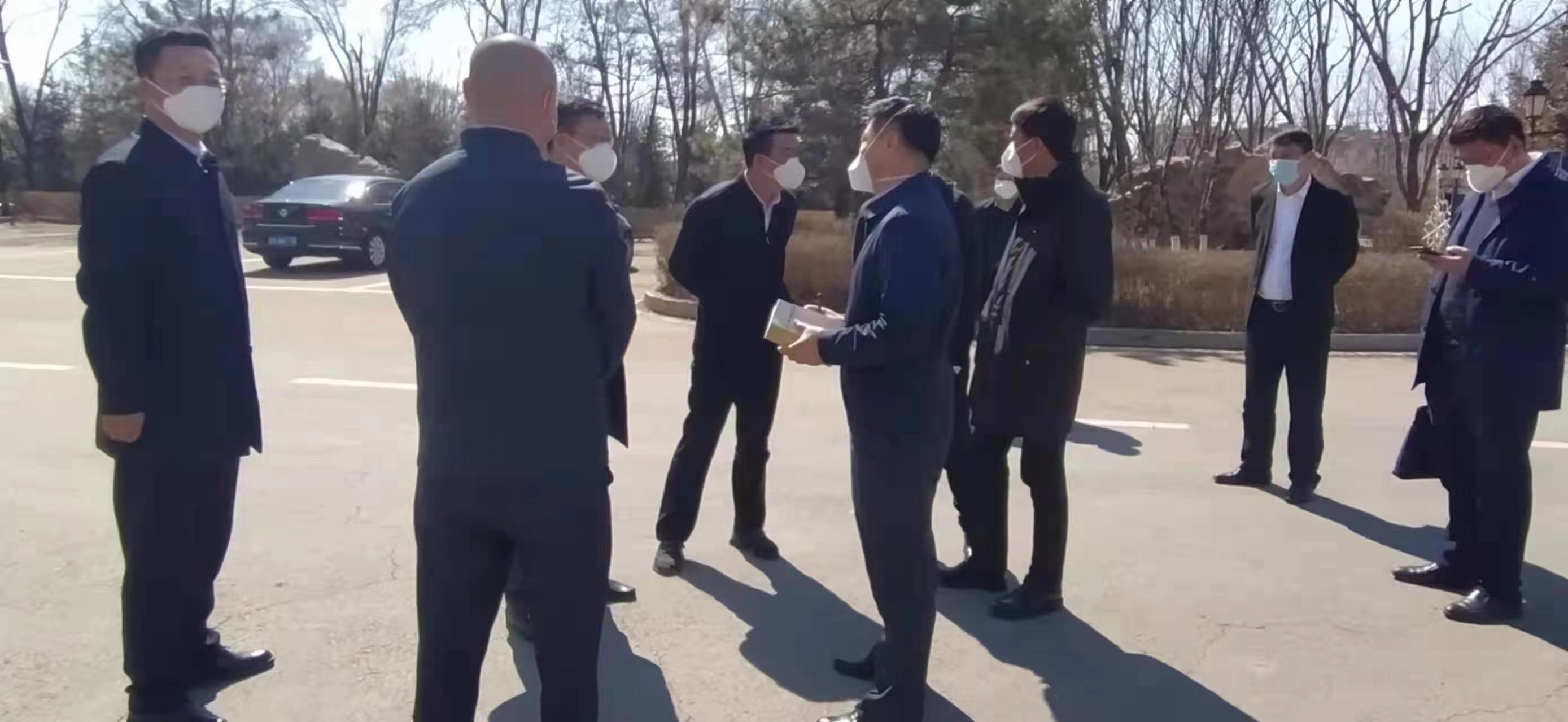 8.張志軍書記一行與酒店公司疫情防控相關(guān)工作人員進(jìn)行交流.jpg 8.張志軍書記一行與酒店公司疫情防控相關(guān)工作人員進(jìn)行交流.jpg